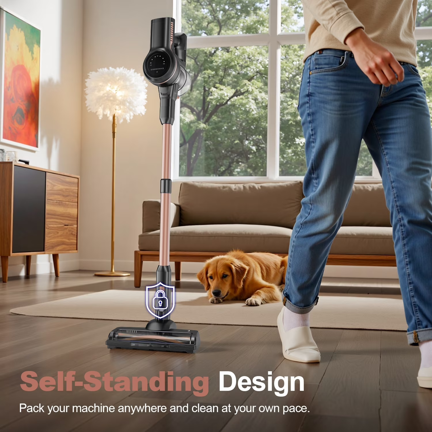 Ein kabelloser Staubsauger steht selbstständig in einem Wohnzimmer, im Hintergrund ein Hund und eine Person.