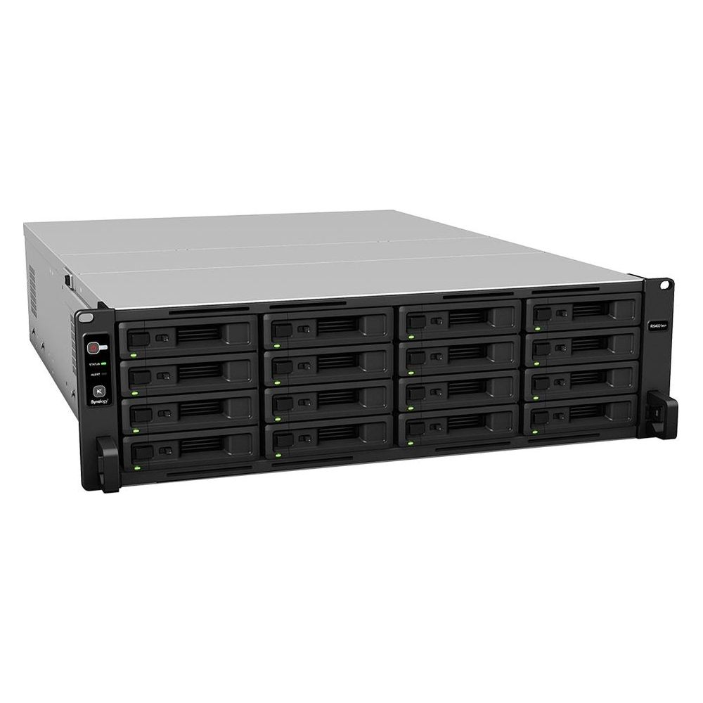 Ein silberner und schwarzer Netzwerkspeicher-Server mit zwölf Laufwerkseinschüben auf einer weißen Oberfläche.