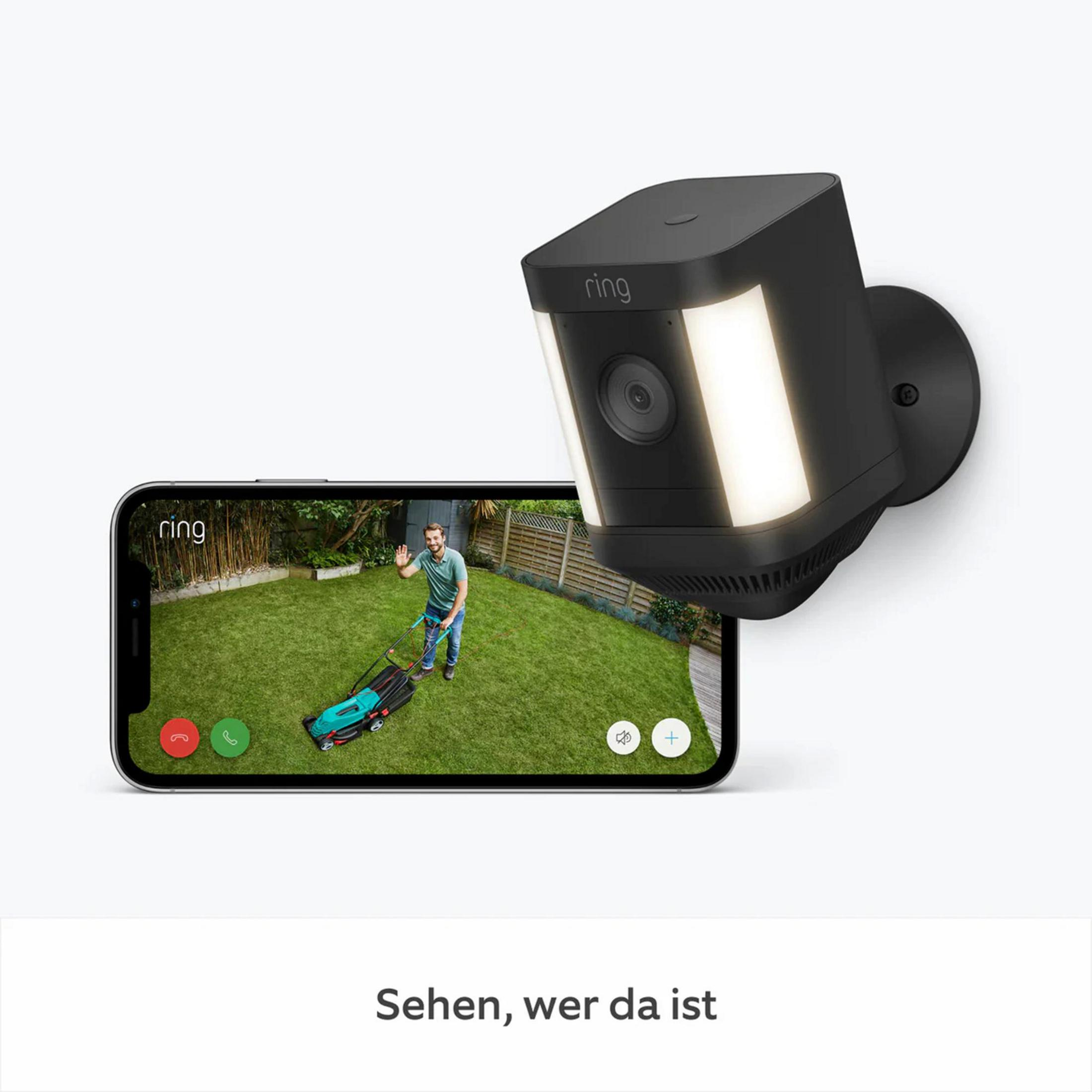 Una cámara de seguridad Ring negra y un smartphone que muestra la transmisión en vivo de un hombre en un jardín.