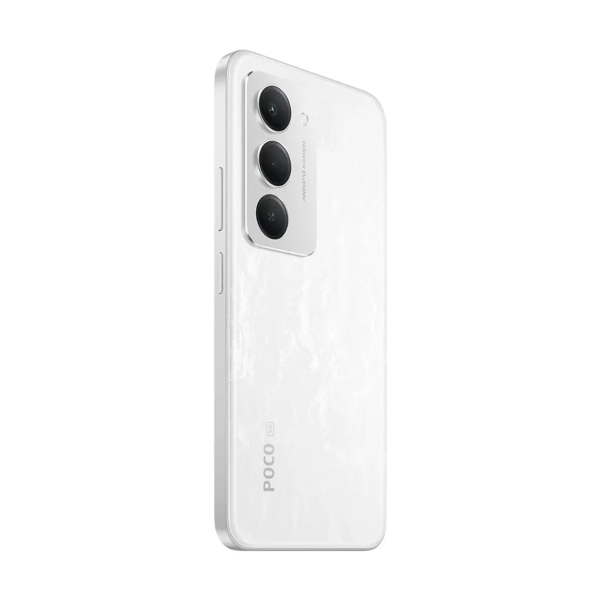 Rückseite eines weißen Smartphones mit dreifacher Kamera und POCO-Logo auf weißem Hintergrund.