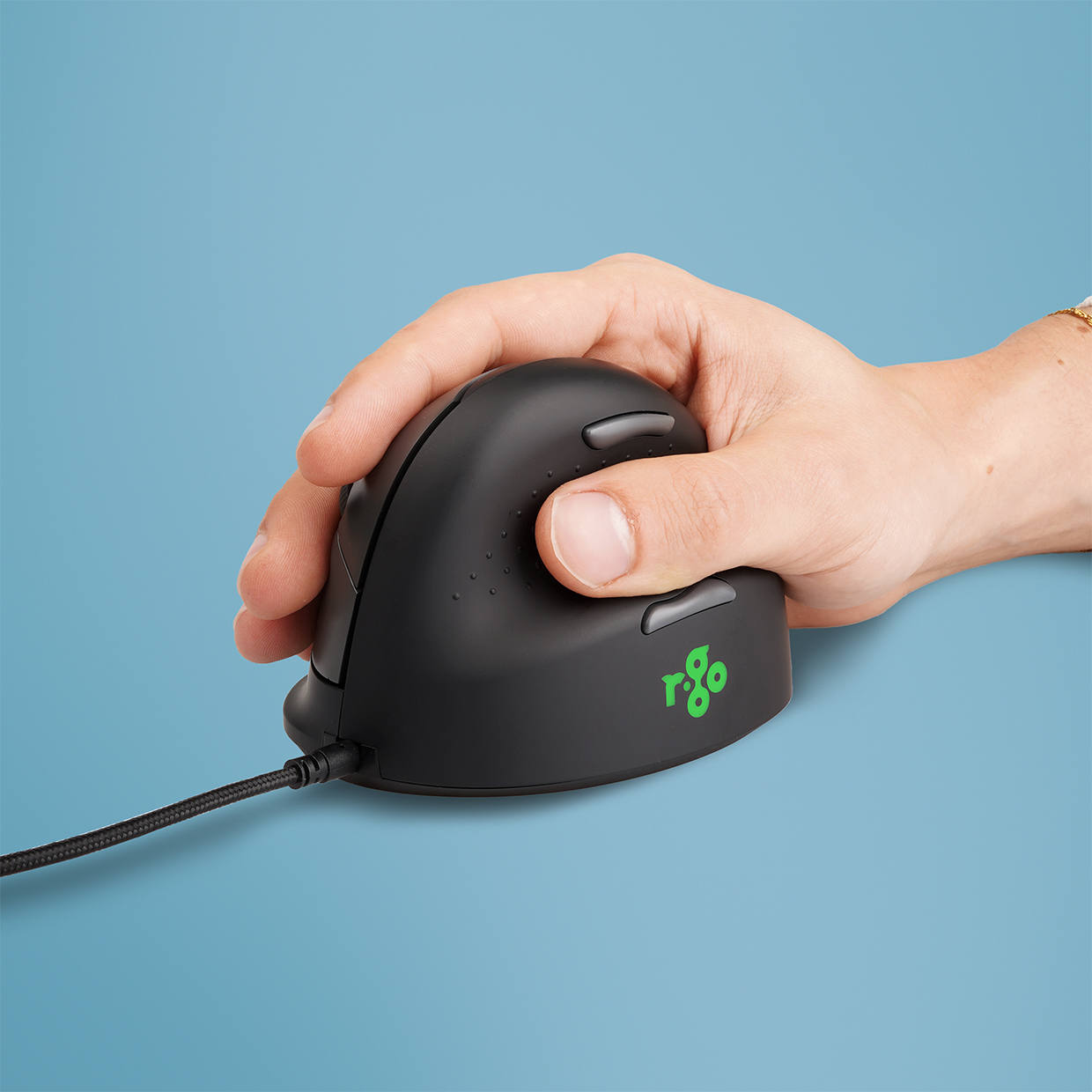 Eine Hand hält eine ergonomische, schwarze, vertikale Computermaus mit grünem Logo auf blauem Hintergrund.