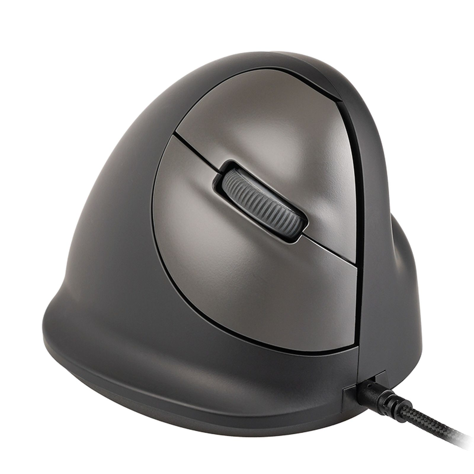 Eine schwarze ergonomische Vertikal-Maus mit Scrollrad und USB-Kabel vor weißem Hintergrund.