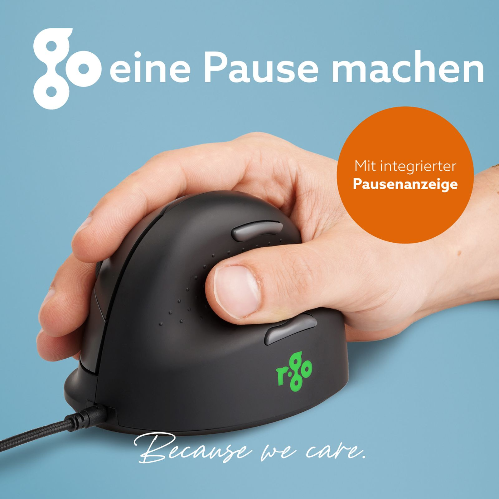 Hand greift eine schwarze ergonomische Vertikalmaus auf blauem Hintergrund mit deutschem Werbetext.