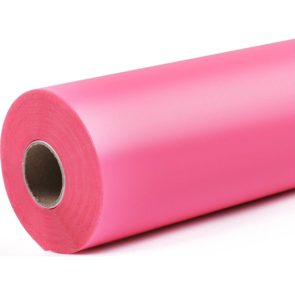 Eine große Rolle hellrosa Papier auf weißem Hintergrund.