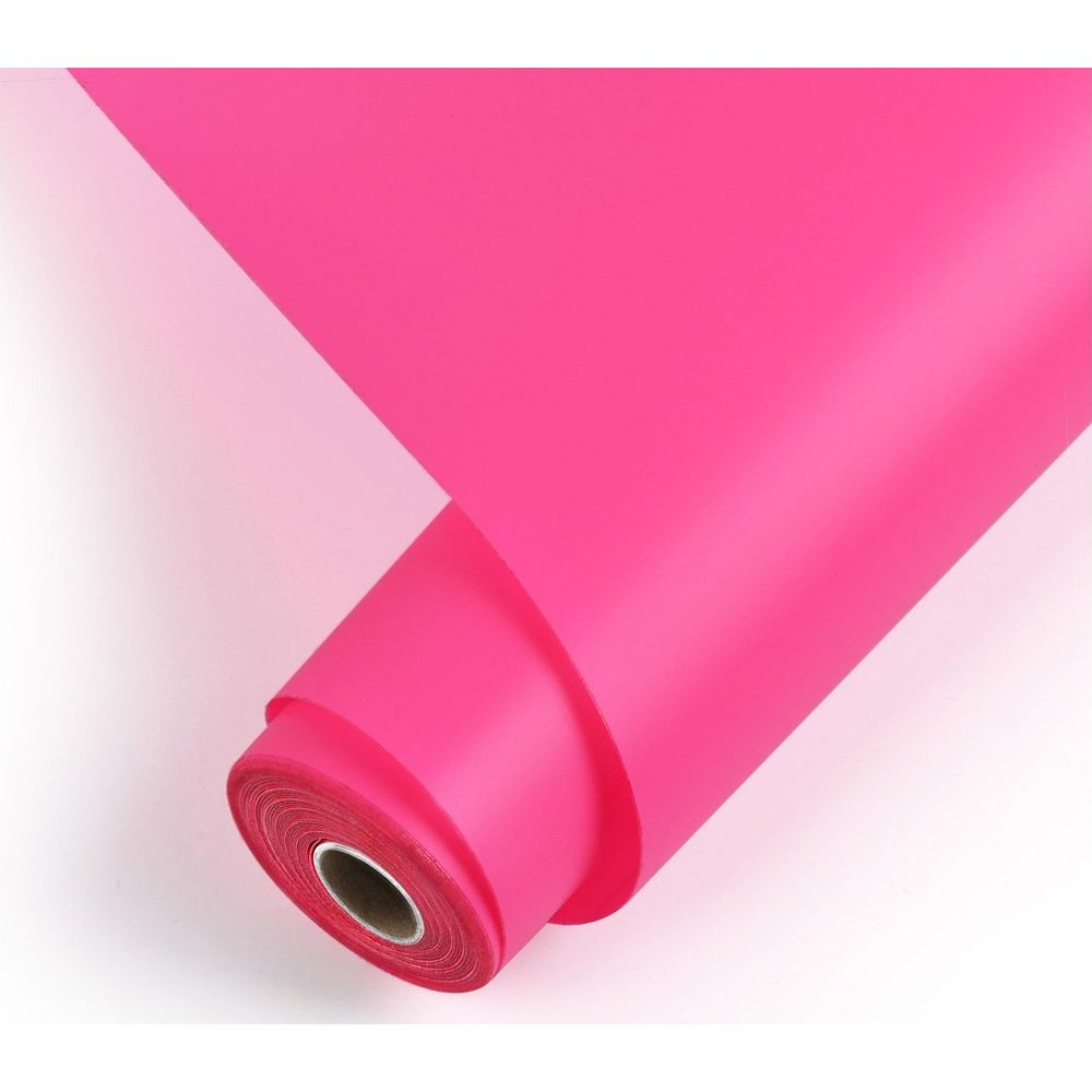 Eine Rolle leuchtend rosa Papier oder Stoff auf weißem Hintergrund.