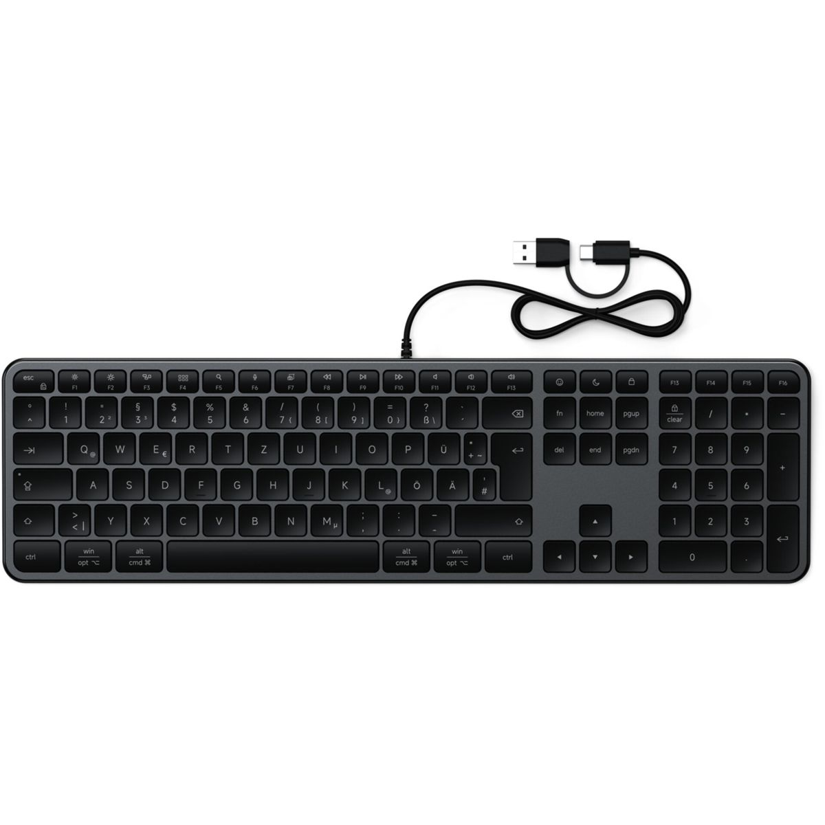 Eine schwarze Tastatur mit verbundenem USB-Kabel liegt vor einem weißen Hintergrund.