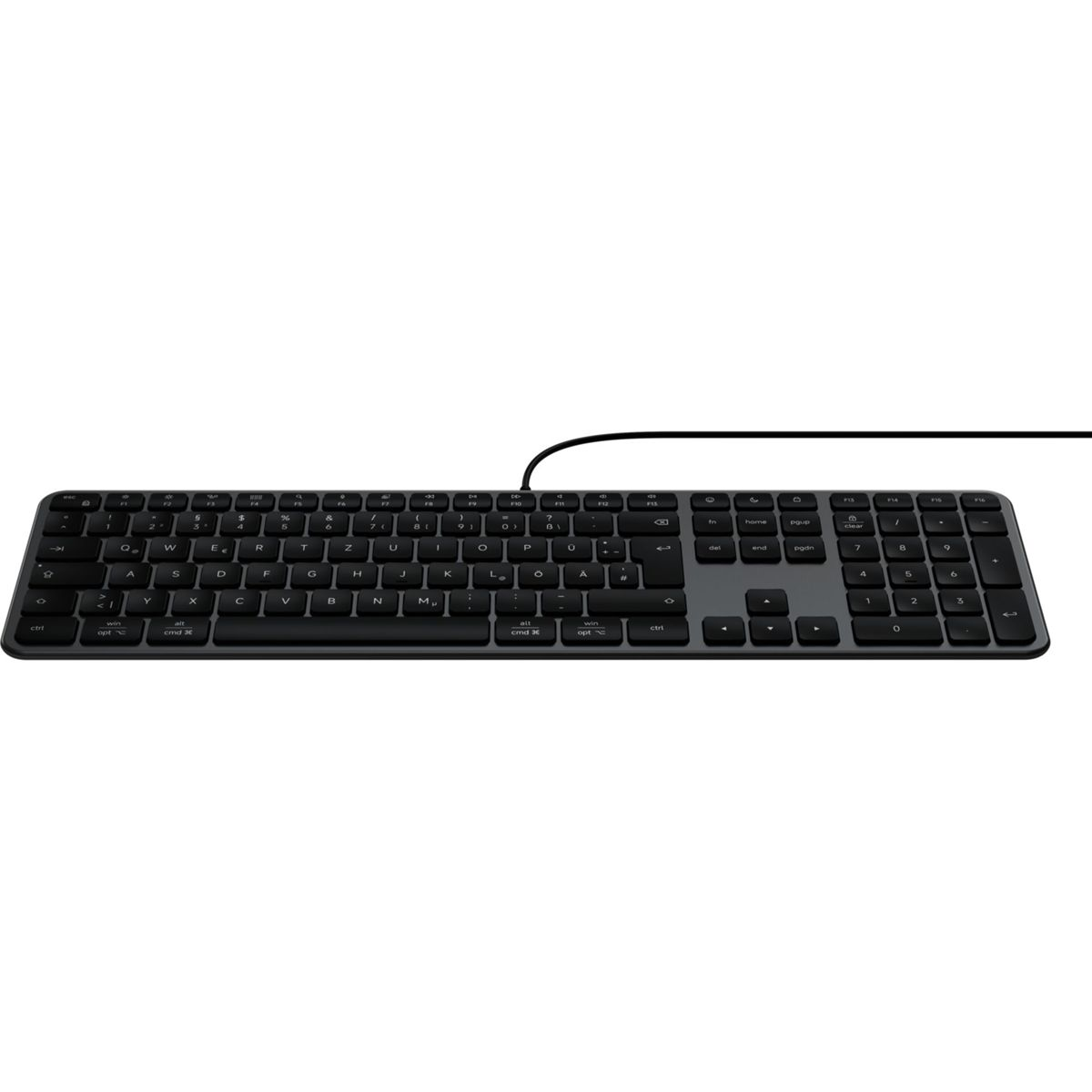 Eine schwarze kabelgebundene Computer-Tastatur mit Ziffernblock liegt auf weißem Hintergrund.