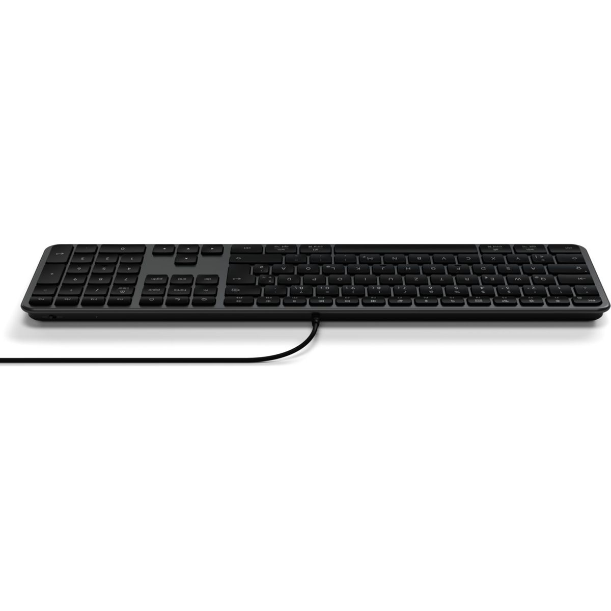 Eine schwarze Computertastatur mit Kabel auf weißem Hintergrund.