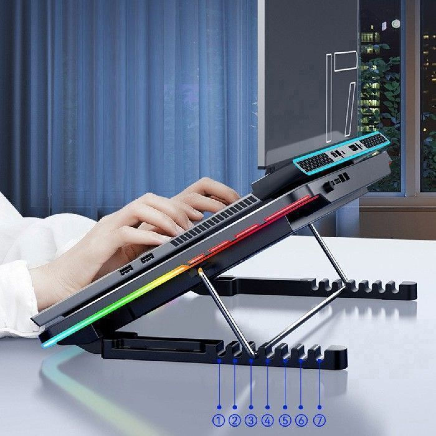 Ein Laptop auf einem verstellbaren Ständer auf einem Tisch, während jemand tippt.