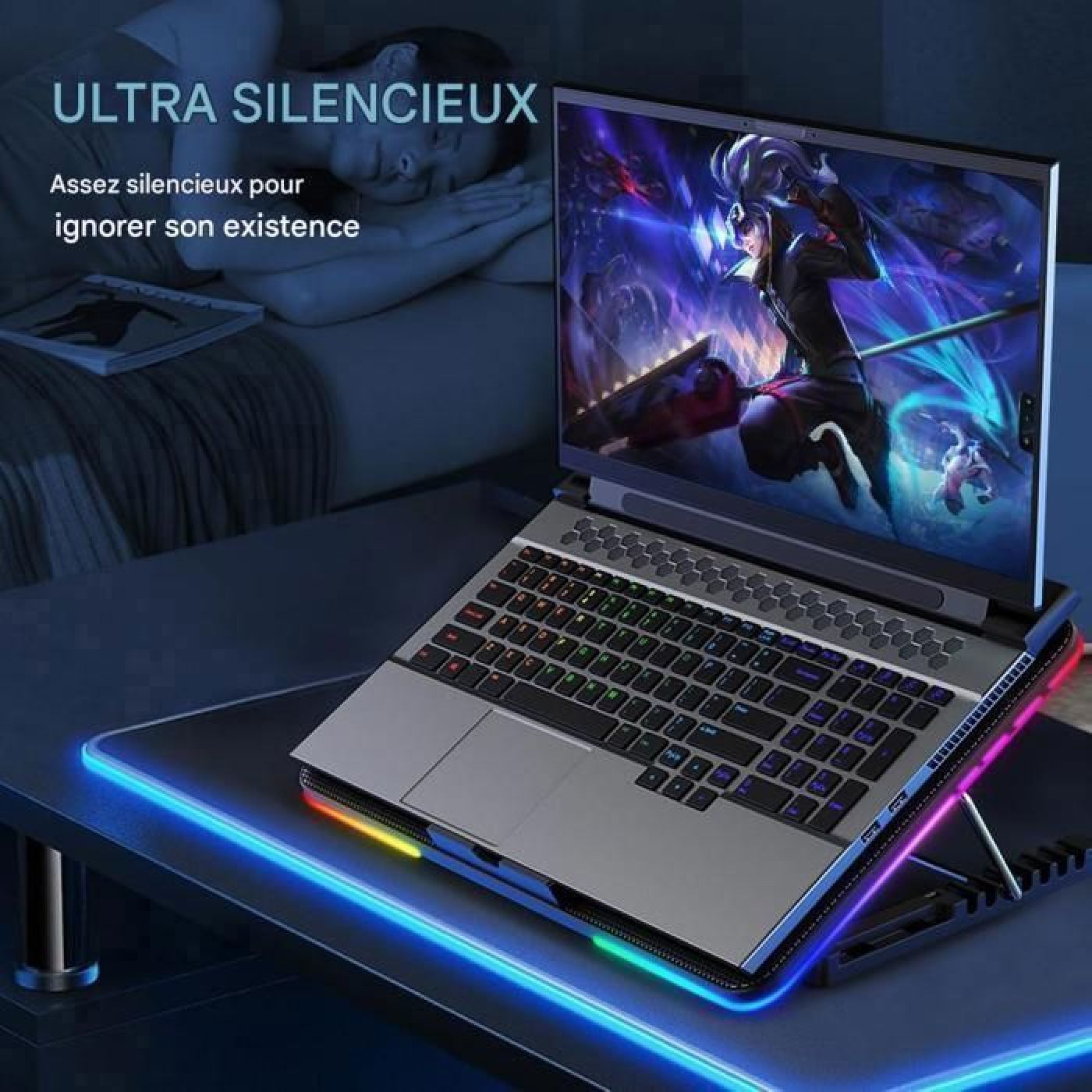 Ein beleuchteter Gaming-Laptop auf einem LED-Kühlpad in einem dunklen Raum, im Hintergrund schläft jemand.