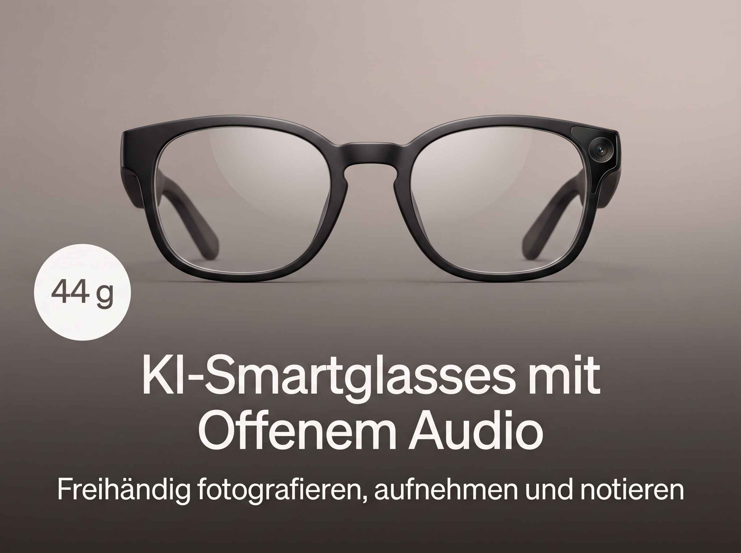 Schwarze KI-Smartglasses mit offenem Audio, Kamera und 44g Gewicht vor braunem Hintergrund.