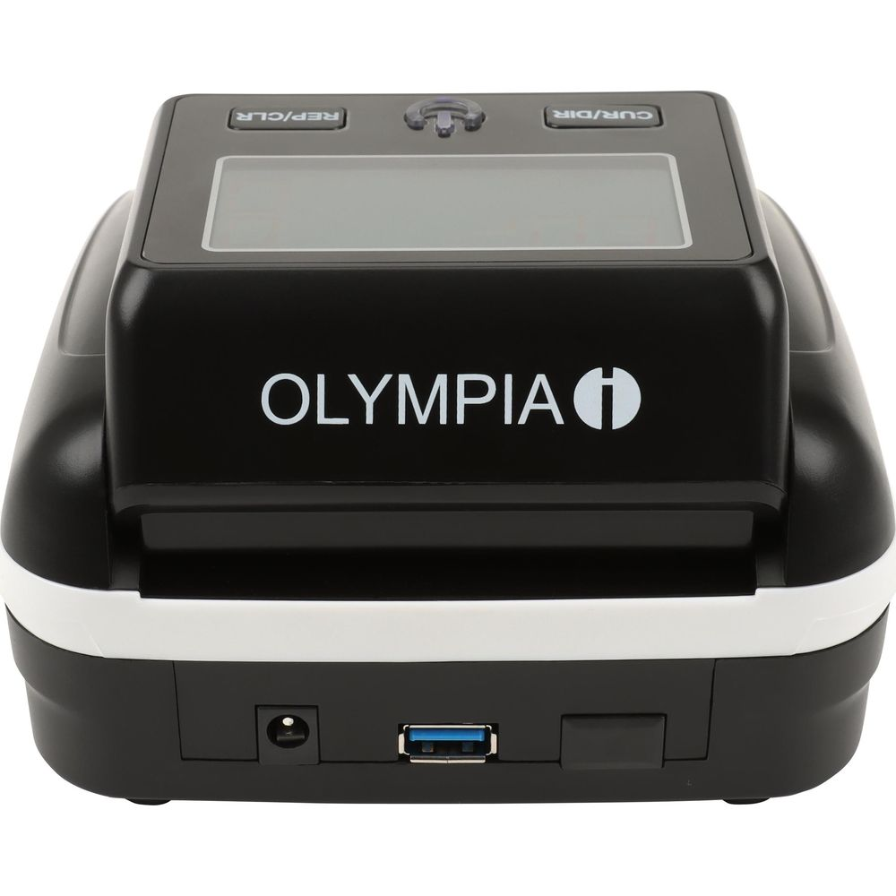 Ein schwarzer Olympia-Rechner mit digitalem Display, Knöpfen und USB-Anschluss auf weißem Hintergrund.