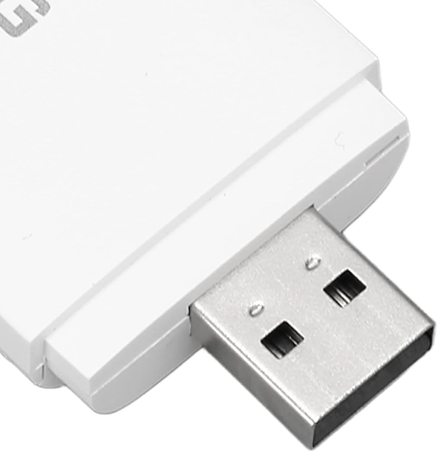Ein weißer USB-Stick mit silbernem USB-Anschluss.
