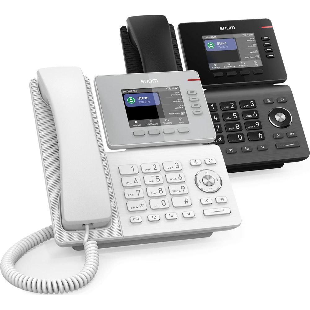 Zwei moderne Snom IP-Bürotelefone, eines weiß und eines schwarz, vor weißem Hintergrund.