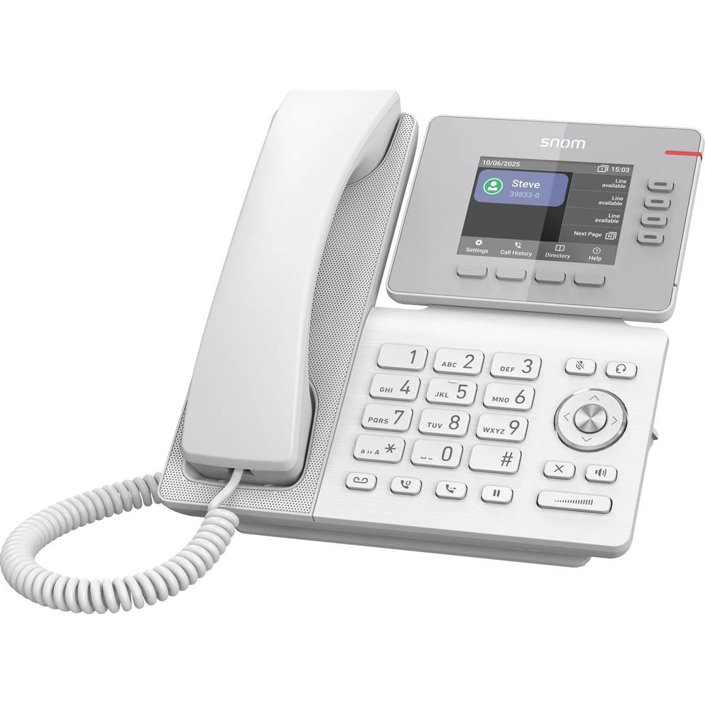 Ein weißes IP-Telefon mit Display, Tastenfeld und einem angeschlossenen Hörer steht auf weißem Hintergrund.