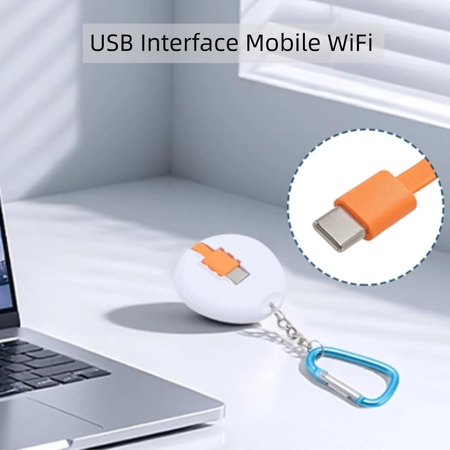 Ein weißer, runder Schlüsselanhänger mit einem orangefarbenen USB-Kabel und blauem Karabinerhaken auf einem Tisch.