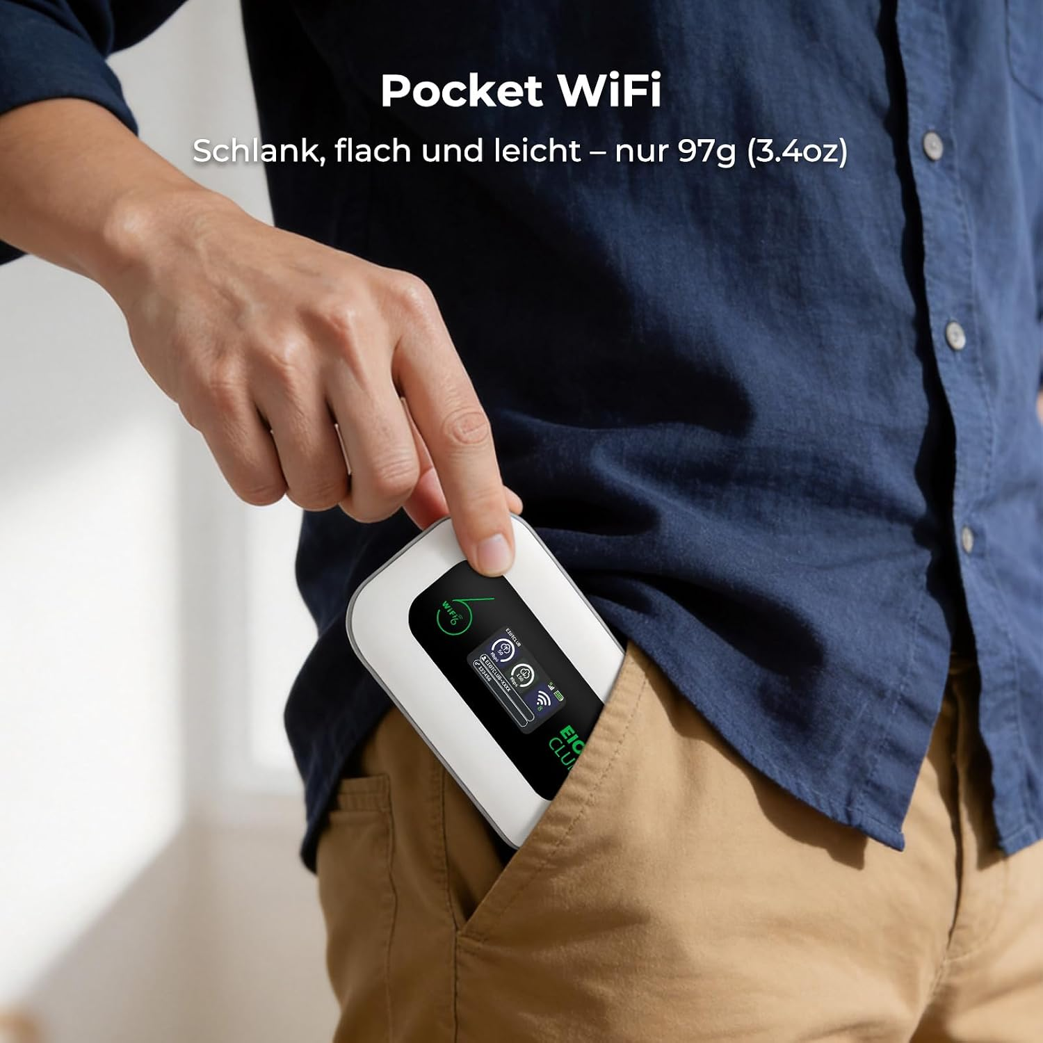 Eine Person in blauem Hemd und beigen Hosen steckt ein kleines weißes Tasch-WLAN-Gerät in die Hosentasche.
