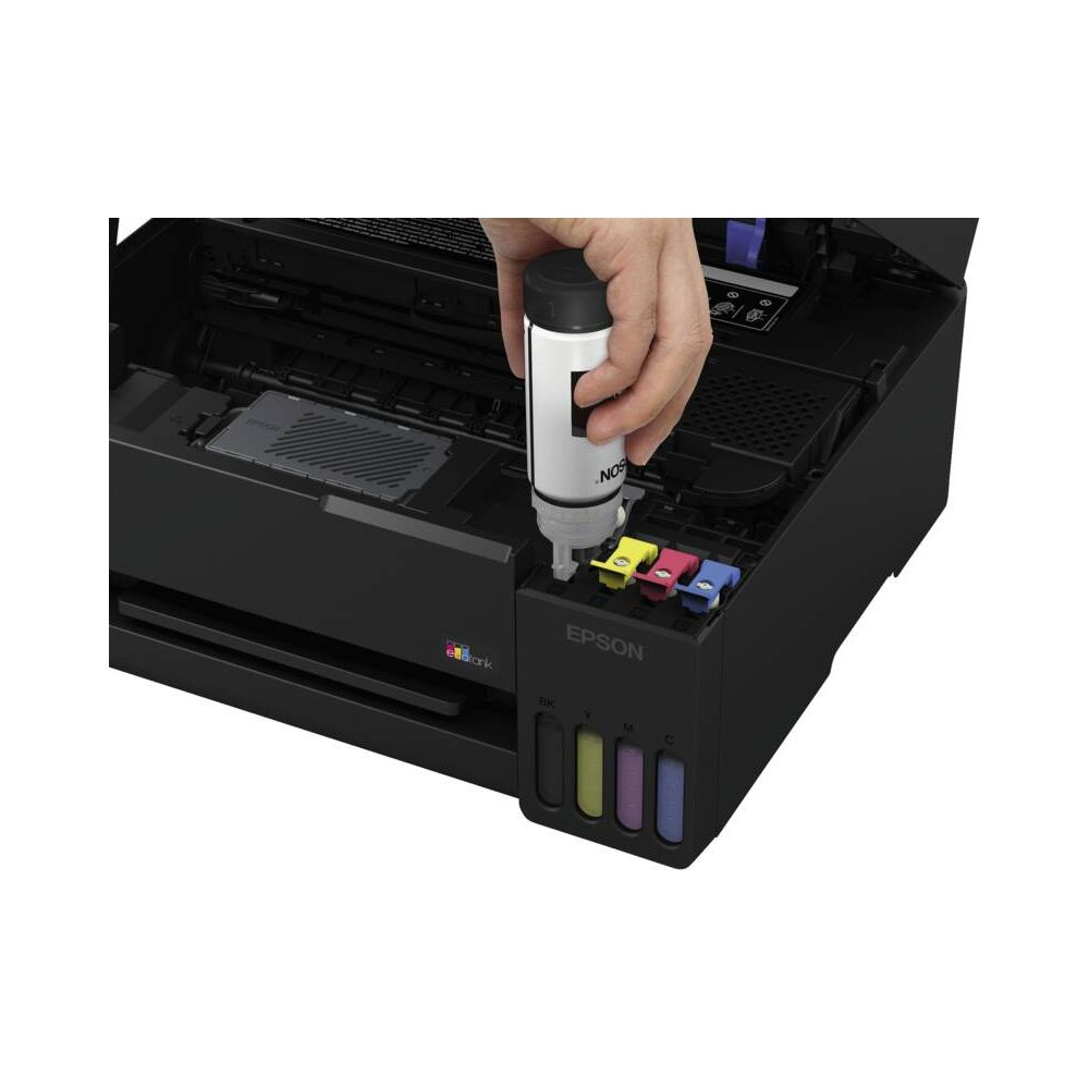 Eine Hand füllt Tinte in einen schwarzen Epson-Drucker mit sichtbaren Farbtanks.