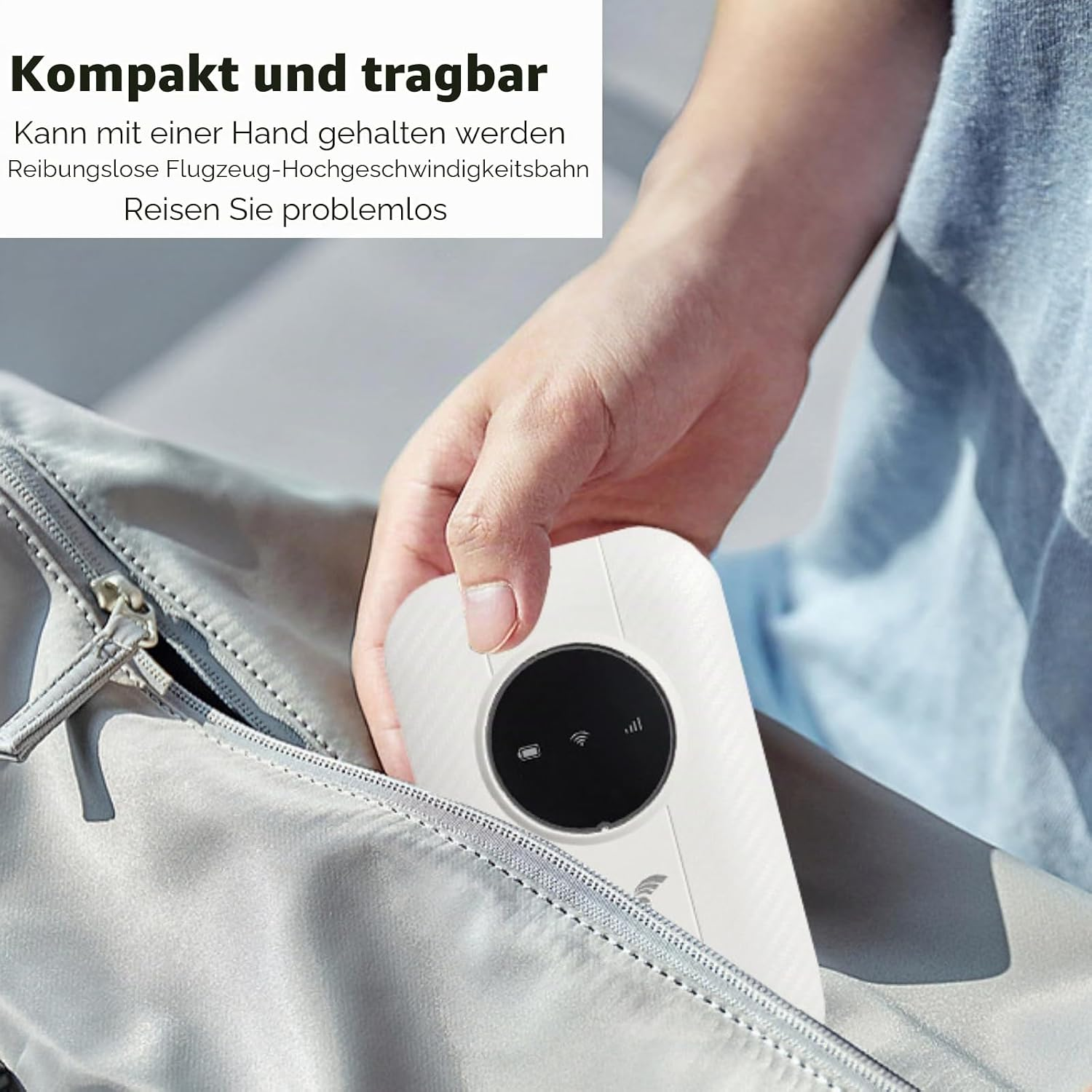 Eine Hand legt einen weißen mobilen Router in eine graue Tasche.