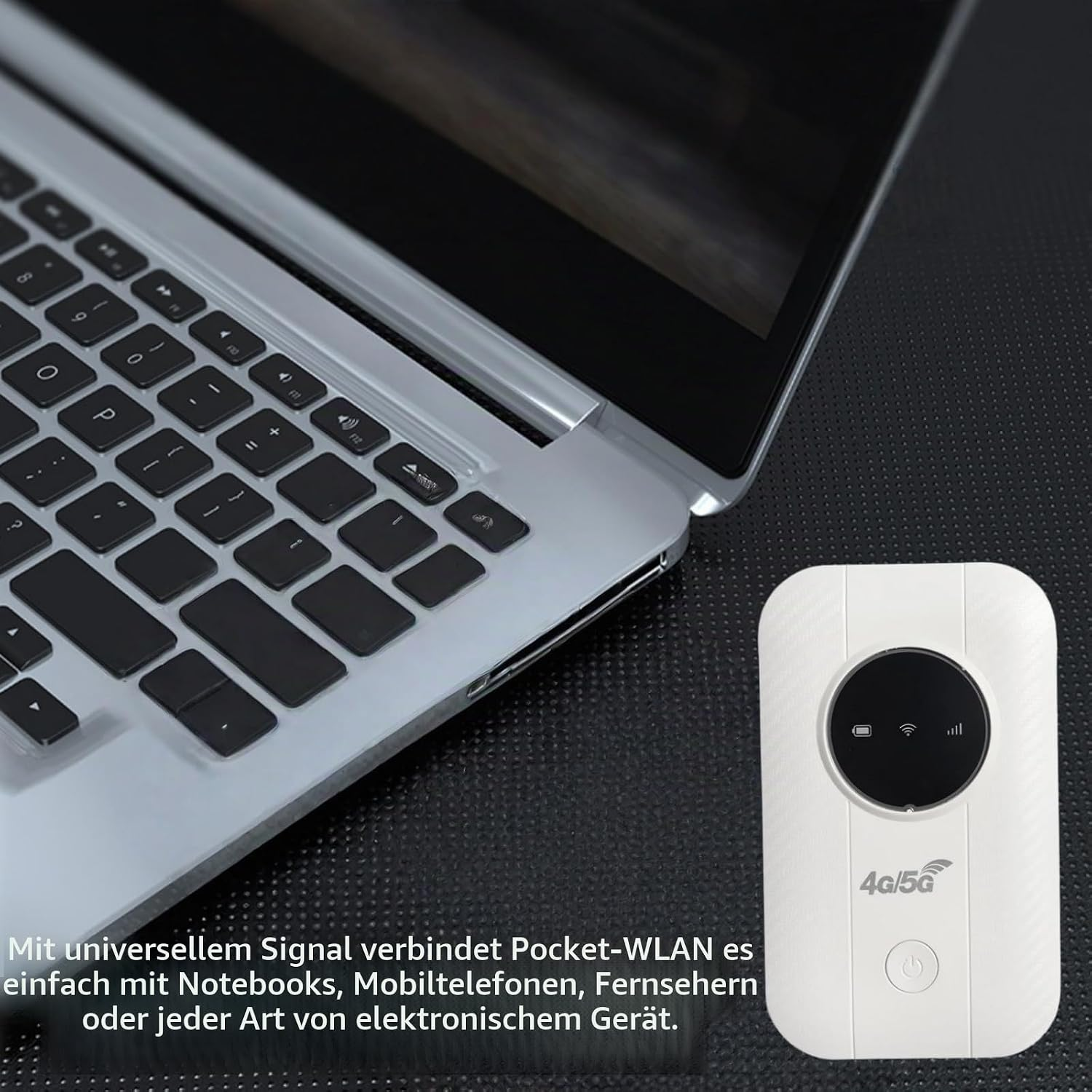 Ein weißer Pocket-WLAN-Router mit 4G/5G-Logo und ein silberner Laptop liegen nebeneinander auf dunkler Oberfläche.