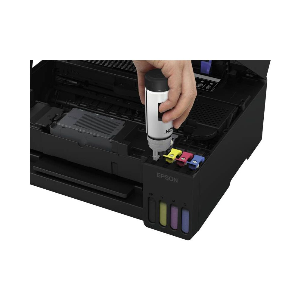 Eine Hand füllt Tinte in einen schwarzen Epson-Drucker mit sichtbaren Farbtanks.