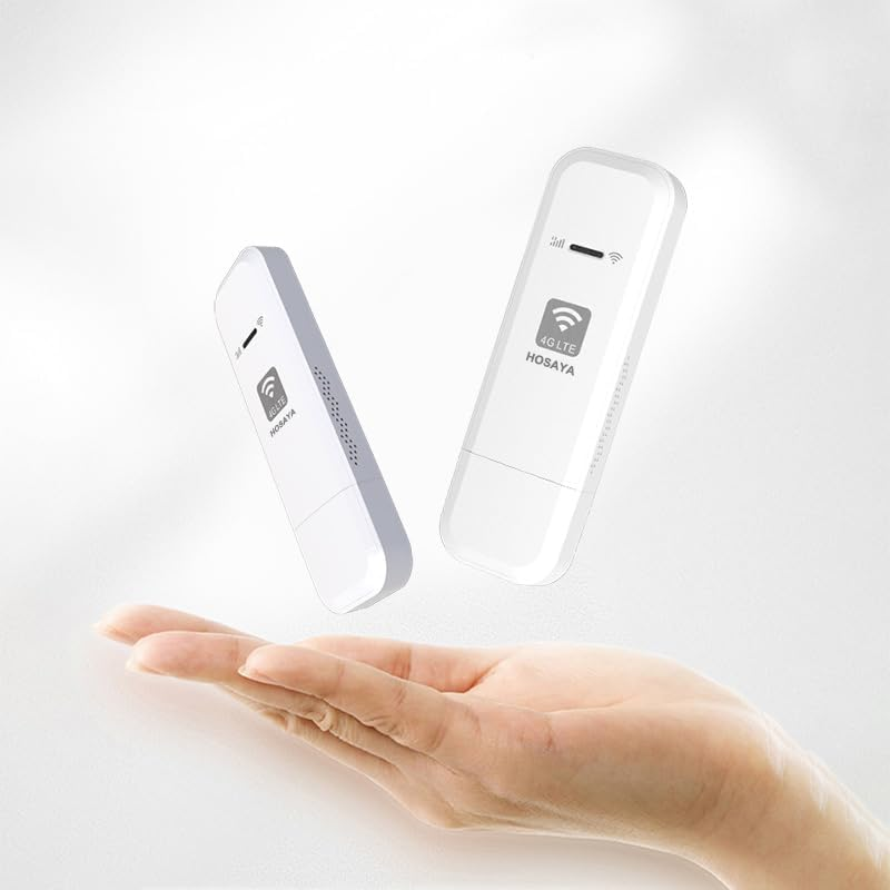 Zwei weiße 4G LTE USB-Modems schweben über einer offenen menschlichen Hand vor hellem Hintergrund.