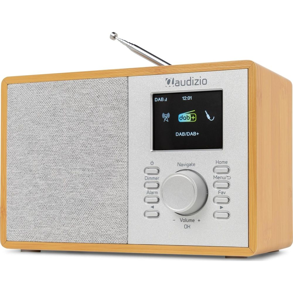 Radio de madera con frontal plateado, cubierta de tela gris, pantalla digital, dial central y antena.