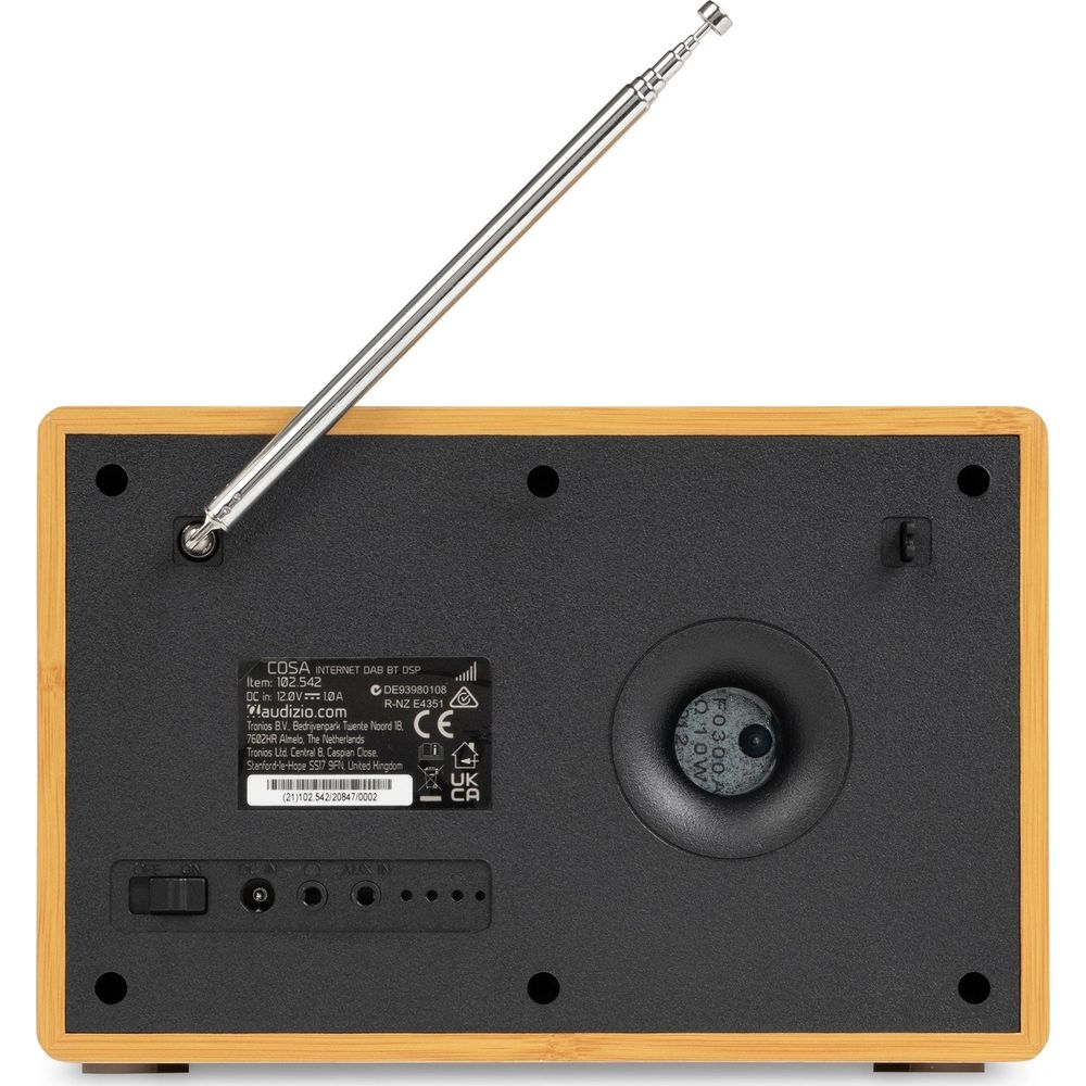 Vista trasera de una radio de madera con antena, puertos y una etiqueta.