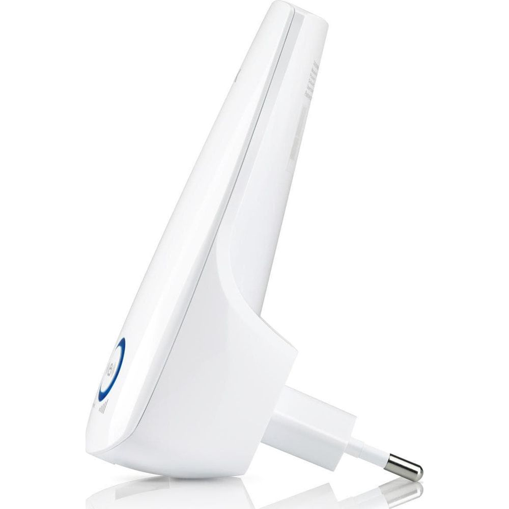 Ein weißer WLAN-Repeater mit einer blauen LED-Anzeige steht auf einer weißen Oberfläche gegen einen weißen Hintergrund.