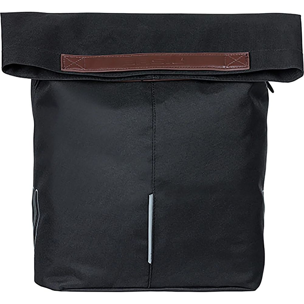 Ein schwarzer Rolltop-Rucksack mit braunem Ledergriff auf schlichtem weißem Hintergrund.