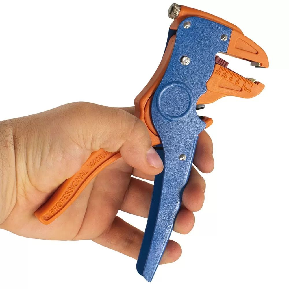 Eine Hand hält eine orange-blaue Abisolierzange vor weißem Hintergrund.