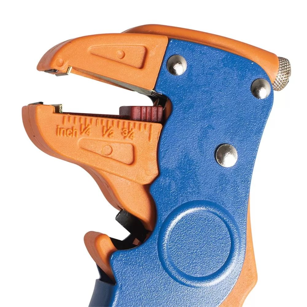 Nahaufnahme eines blau-orangen Drahtabisolierers mit integrierter Zollskala auf weißem Hintergrund.