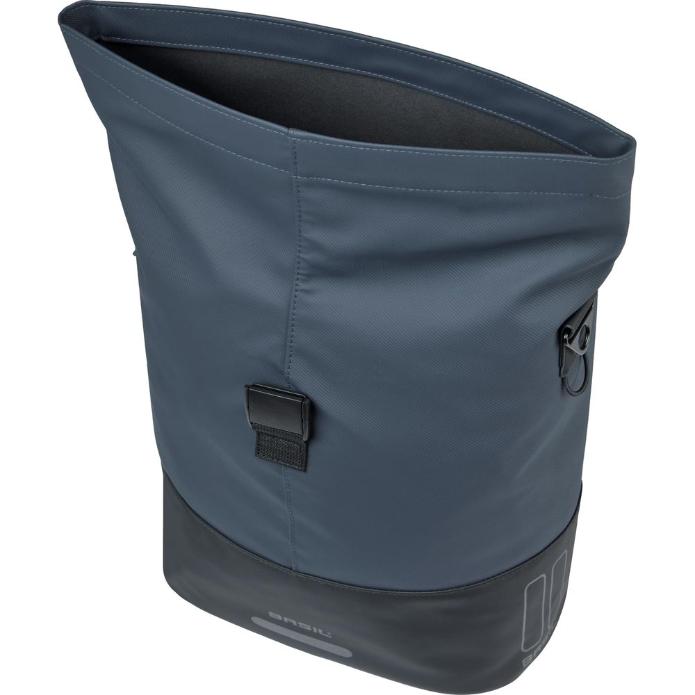 Offene blaue Fahrradtasche mit schwarzem Boden und Gurtverschluss.