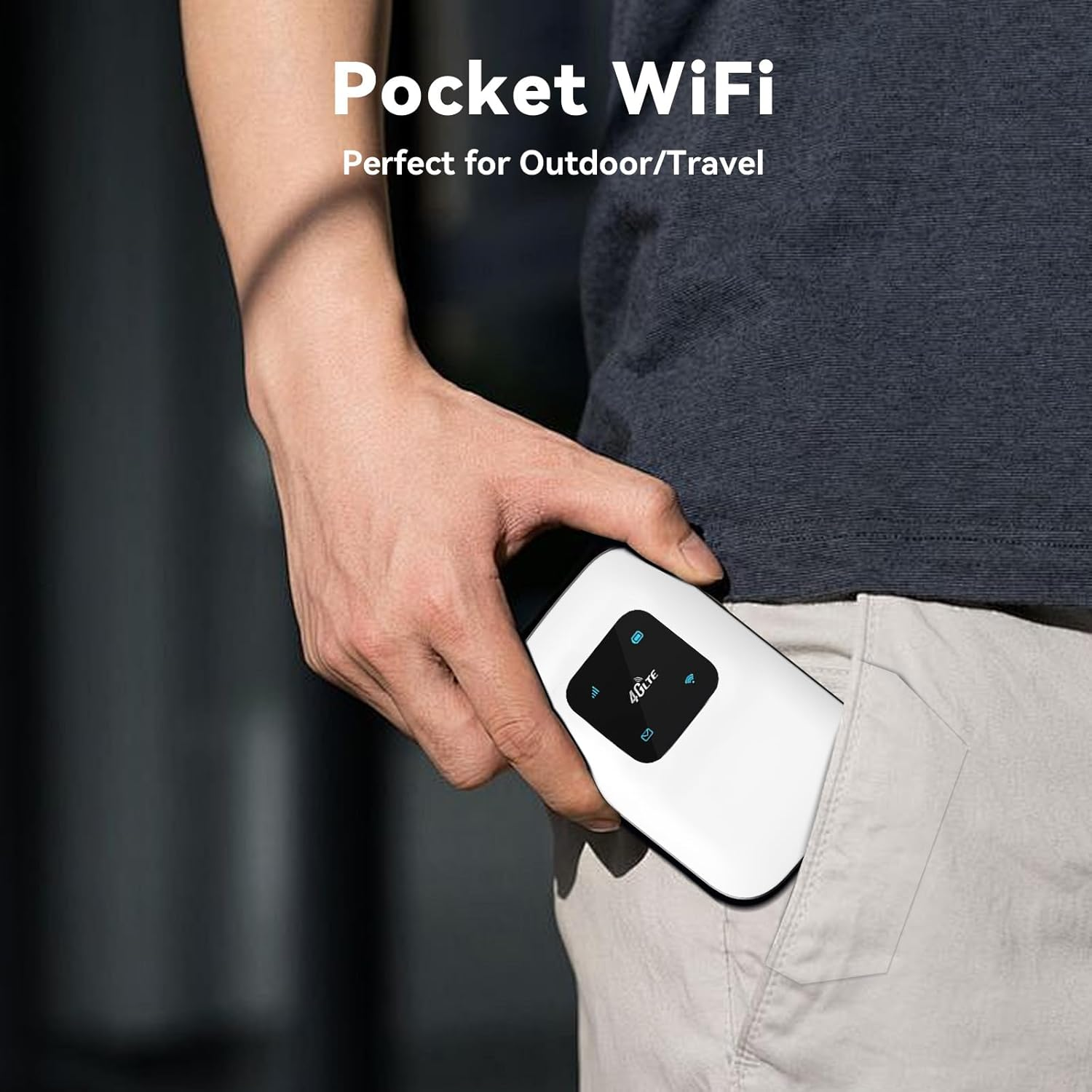 Eine Person steckt draußen ein weißes Pocket-WiFi-Gerät in die Hosentasche.