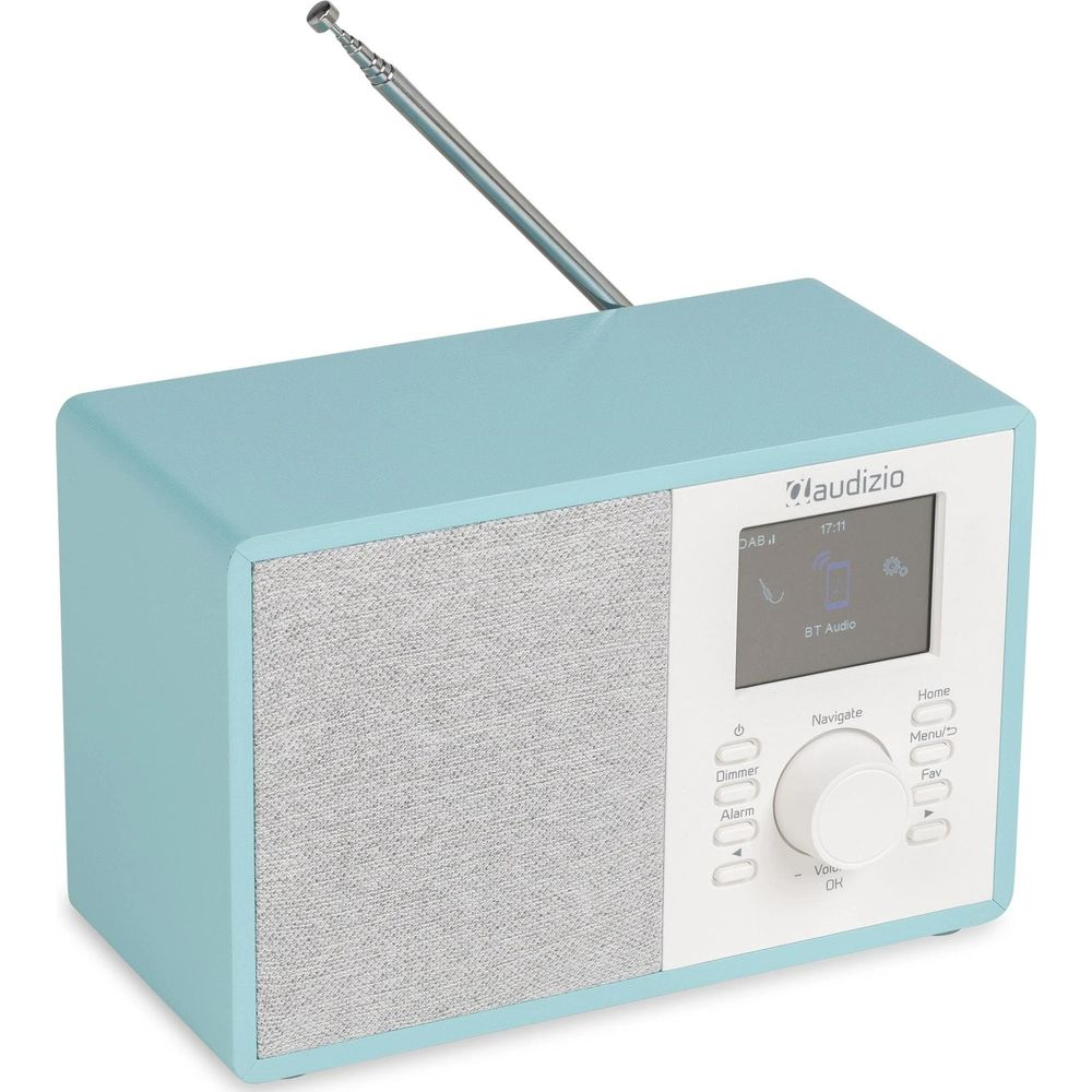 Una radio digital retro azul claro con rejilla gris, pantalla y antena metálica sobre un fondo blanco.