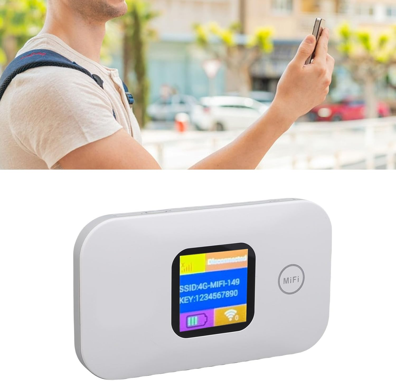 Ein Mann mit Rucksack hält draußen ein Smartphone hoch, darunter ein weißer mobiler WLAN-Router mit Farbdisplay.