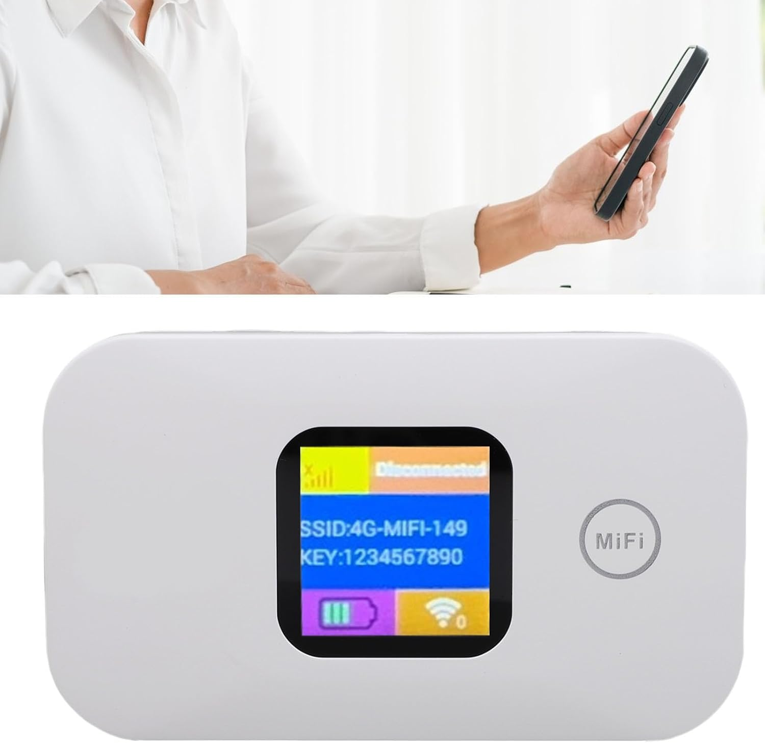 Person hält ein Smartphone, während ein kleiner weißer MiFi-Router mit einem Display und Netzwerkinformationen davor liegt.