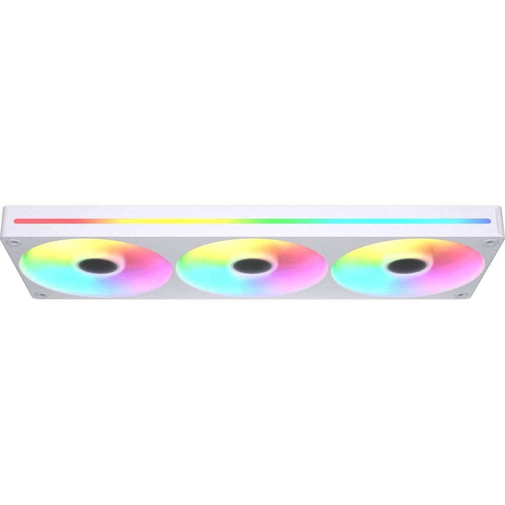 Ein weißer PC-Lüfter mit drei rotierenden Rotoren und leuchtender RGB-Beleuchtung auf weißem Hintergrund.