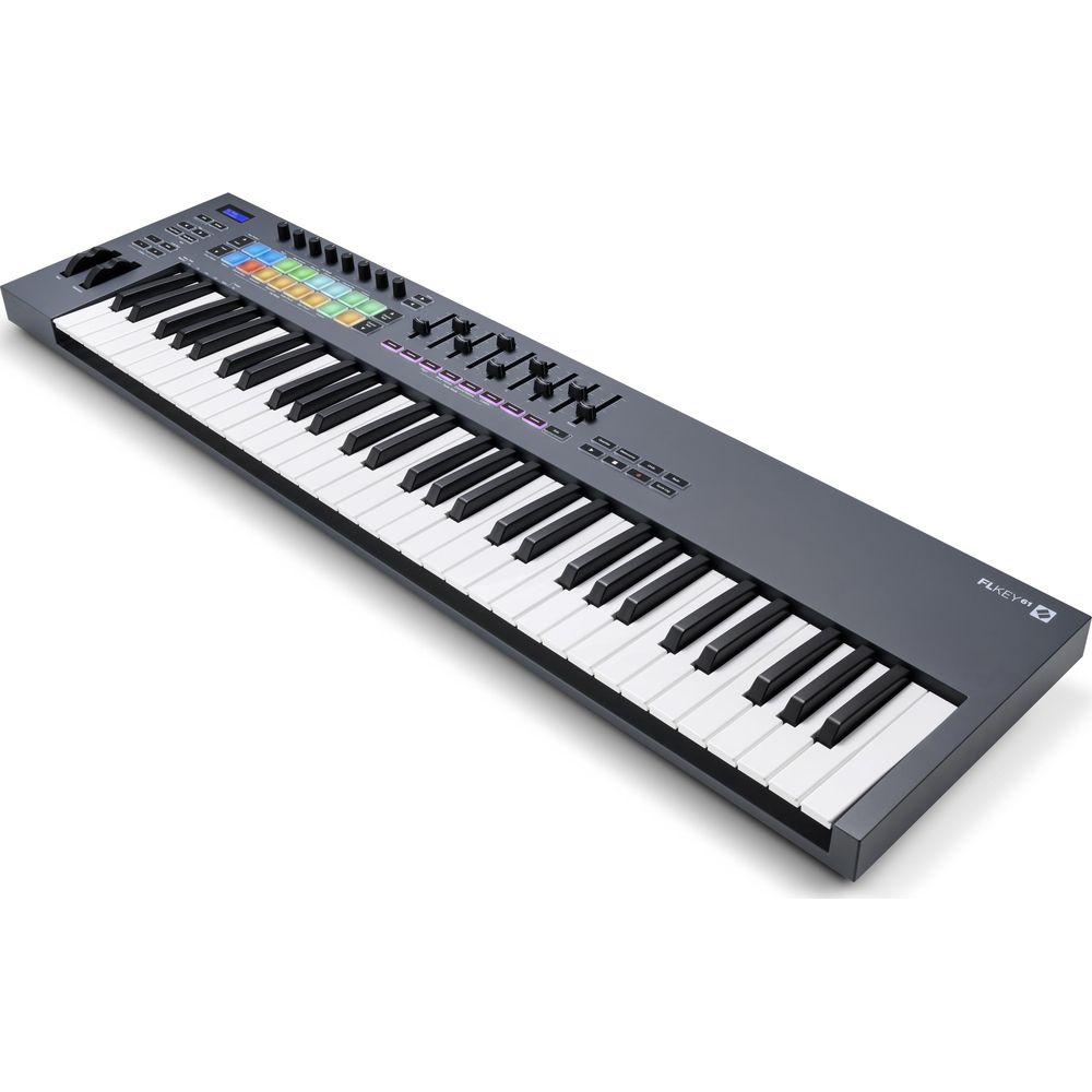 Ein dunkelgraues MIDI-Keyboard mit schwarz-weißen Tasten, bunten Pad-Tasten und Reglern auf weißem Hintergrund.