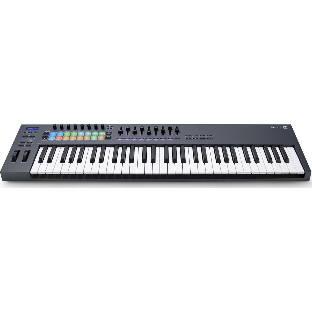 Ein schwarzes USB-MIDI-Keyboard mit Klaviertasten, Drehreglern und bunten Pads auf einer weißen Oberfläche.