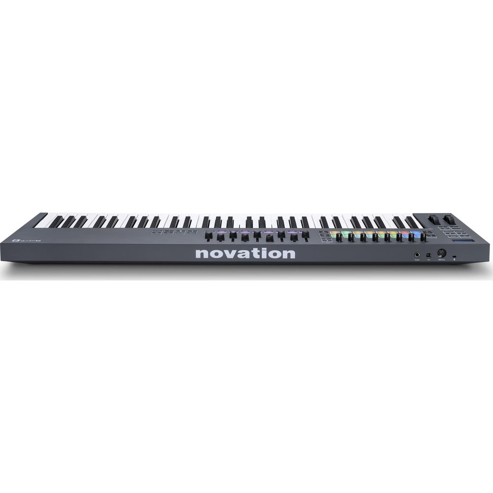 Ein schwarzer Novation MIDI-Keyboard-Controller mit Tasten, Reglern und Pads, Vorderansicht vor weißem Hintergrund.