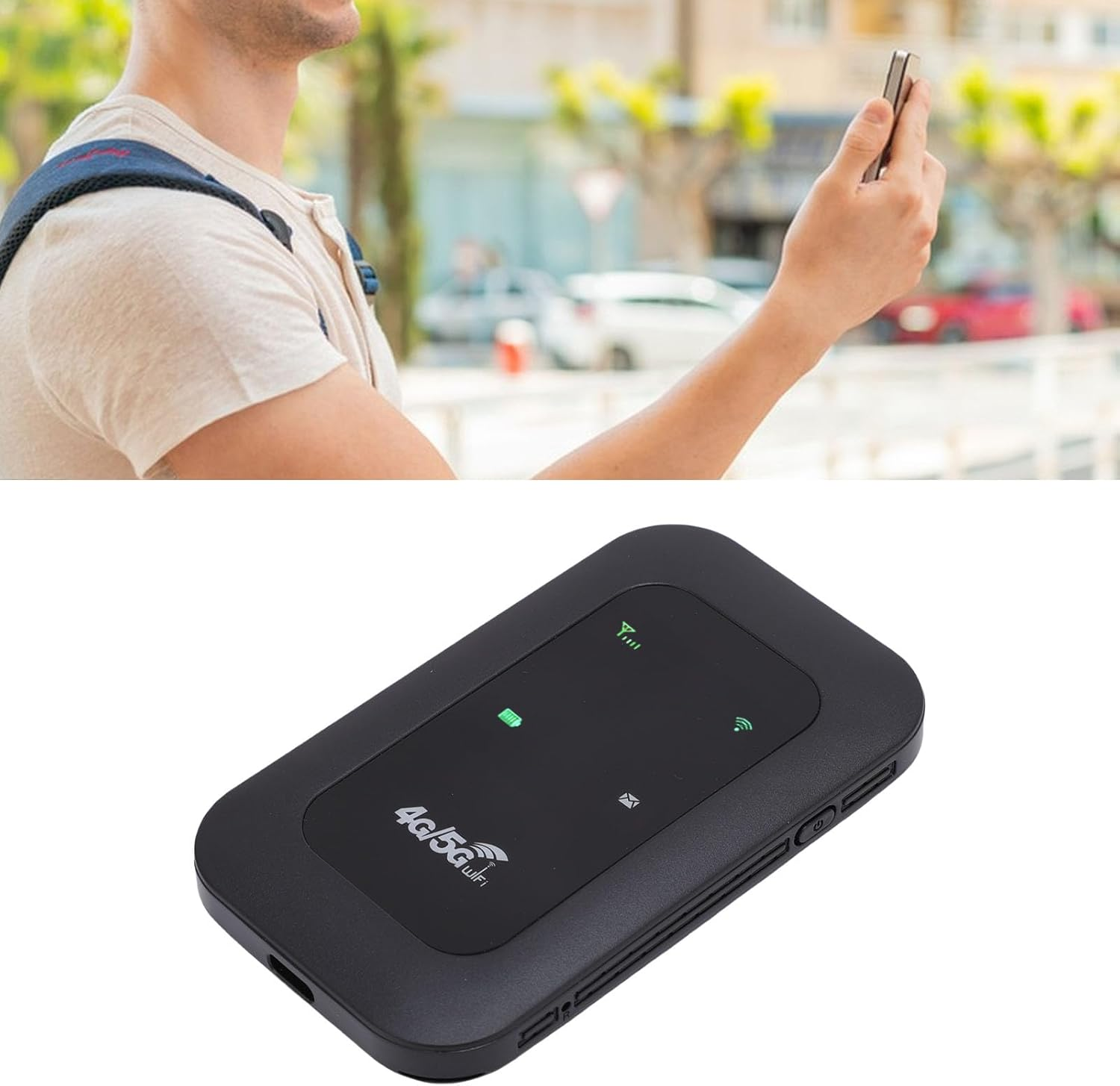 Ein Mann steht draußen und hält ein Smartphone, darunter ein schwarzes tragbares 4G/5G WLAN-Gerät vor weißem Hintergrund.