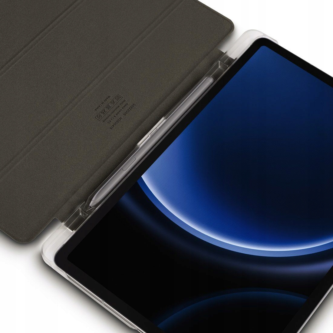 Tablet z niebieskim ekranem, przezroczystym etui i rysikiem obok szarego składanego pokrowca.