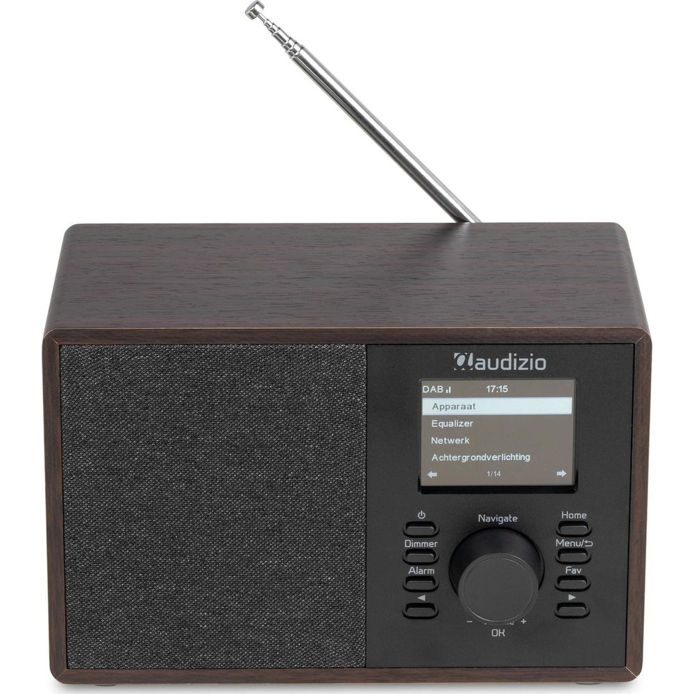 Una radio DAB Audizio de madera con antena telescópica, pantalla digital y botones de control sobre fondo blanco.