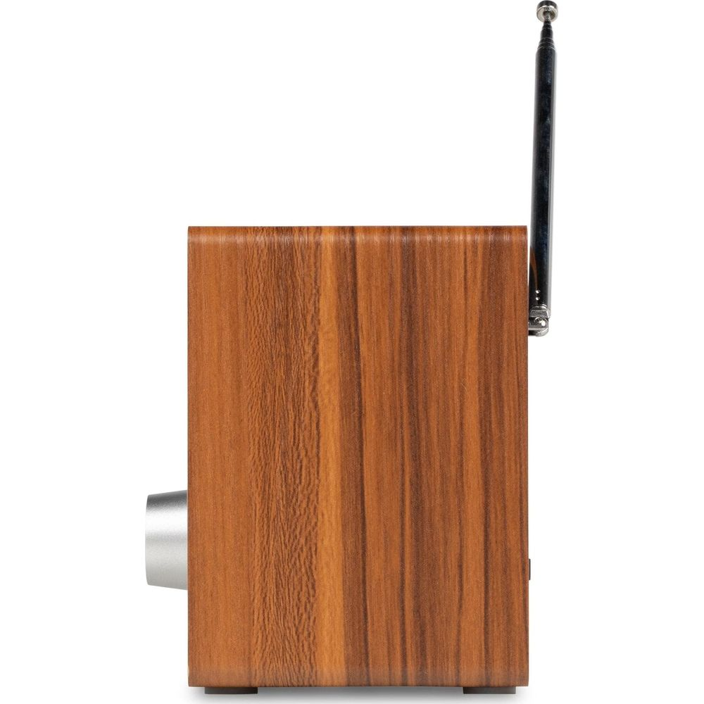 Vista lateral de una radio de madera con antena extendida y dial plateado sobre fondo blanco.
