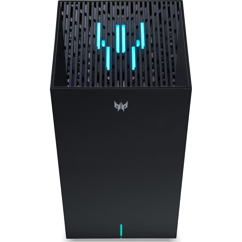 Ein schwarzer Gaming-PC-Tower mit Gitterstruktur und türkis leuchtenden Akzenten oben und unten vor weißem Hintergrund.