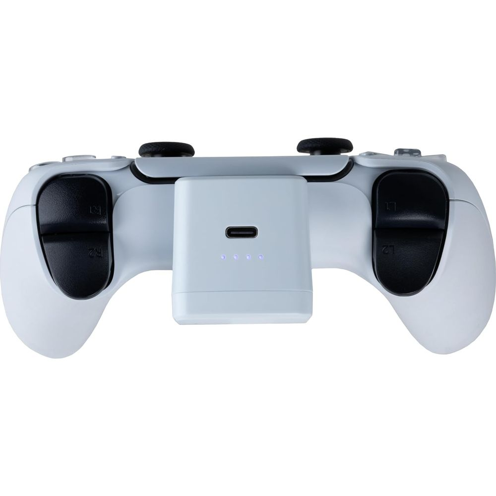Weißer Gamecontroller mit angeschlossenem Ladeadapter und USB-C-Anschluss.