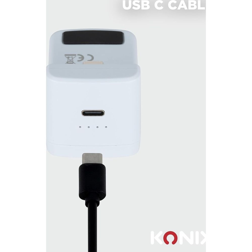 Ein weißes USB-C-Wandladegerät mit einem eingesteckten schwarzen Kabel vor hellgrauem Hintergrund.