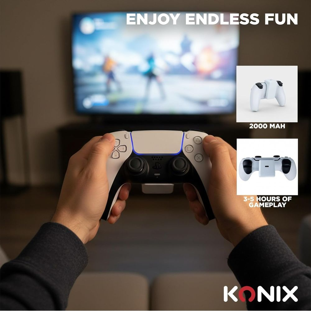 Person hält einen weißen PlayStation-Controller mit angehängtem Zusatzakku vor einem Fernseher.