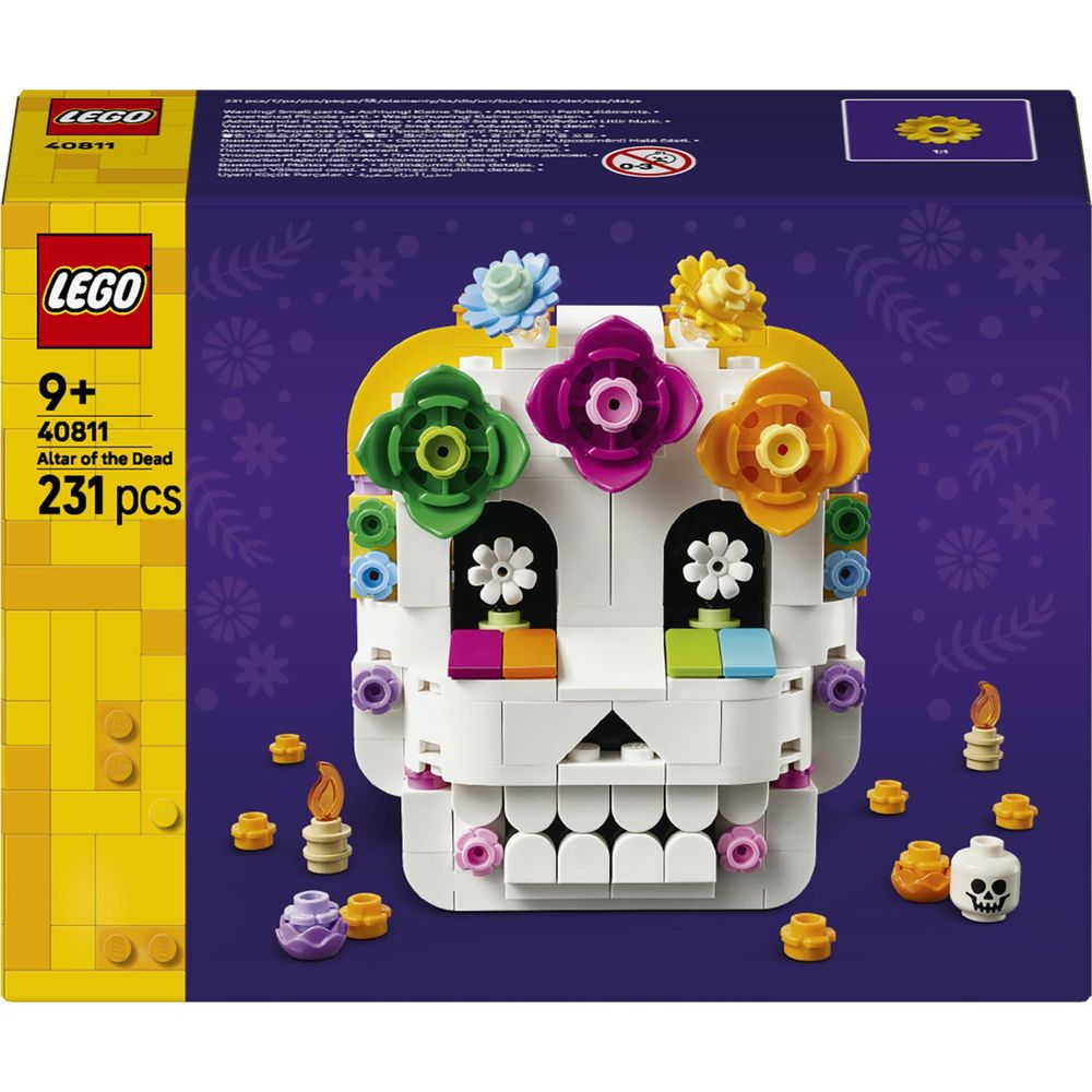 Pudełko Lego Ołtarz Zmarłych z kolorową czaszką, kwiatami i świecami.